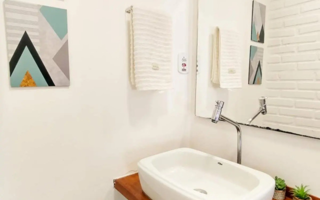 Casa de Tijolinho com Netflix e estacionamento