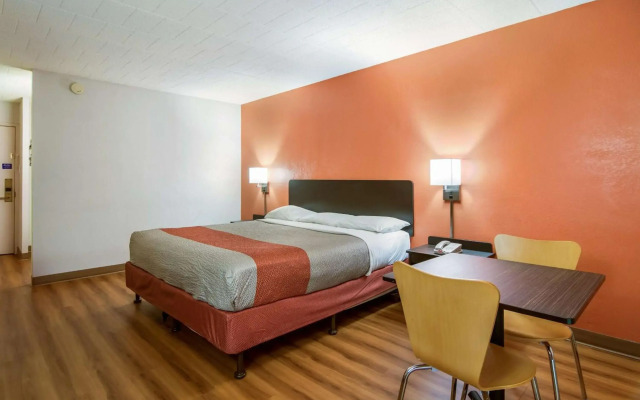 Motel 6 New Stanton, PA