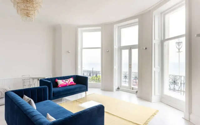 Bright And Elegant 3 Bedroom Seafront Apartment