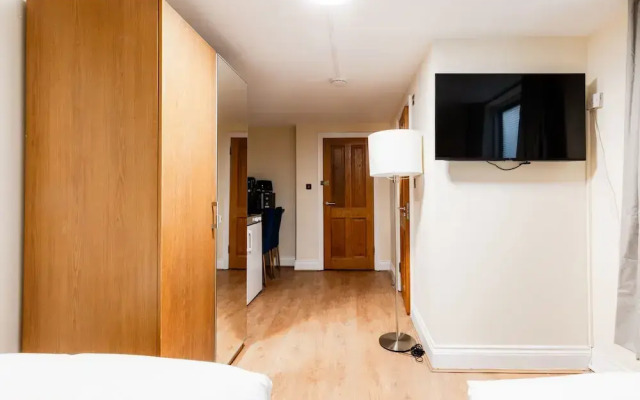 Warm Apartments in Queensway