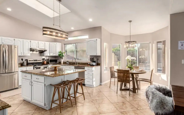 NEW Paradise Park Heated Pool Spa BBQ