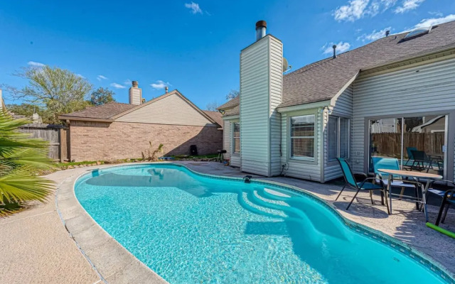 Beat the Heat in Katy w Pool