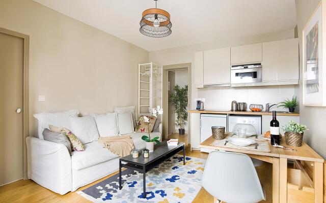 B  823 -  Buttes Chaumont - Spacieux appartement