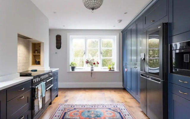 Country Retreat - Sleeps 14 - Large Garden