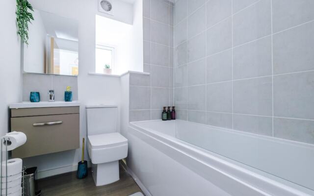 Stunning 2-bed Apartment With Allocated Parking
