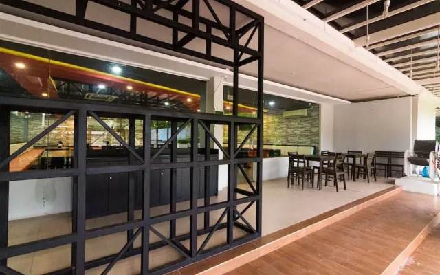 OYO 2065 Holly Sentosa Hotel