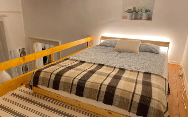 Nefelejcs near the Keleti railway station