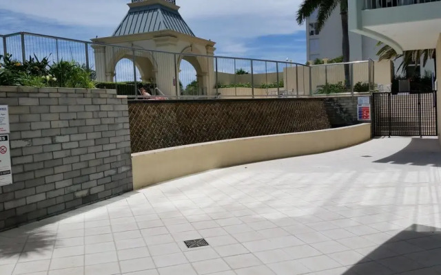 Grand Hotel Apartments Gold Coast by owner
