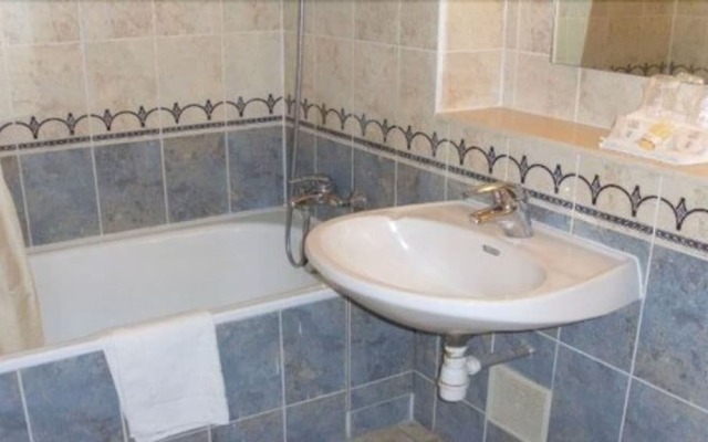 Hôtel Grill Le Coudray-Montceaux