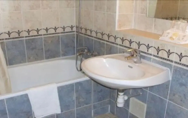 Hôtel Grill Le Coudray-Montceaux