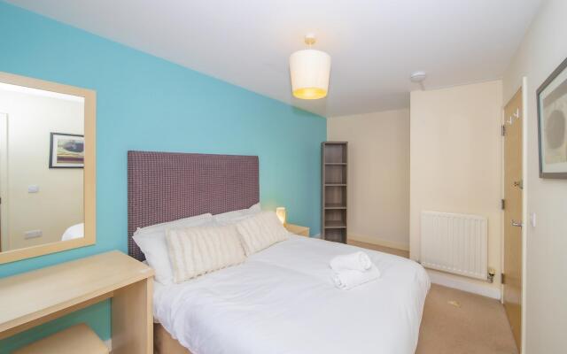 SLEEP 8  Morden 4bed TOWNHOUSE NEXT TO BRIGHTON STATION