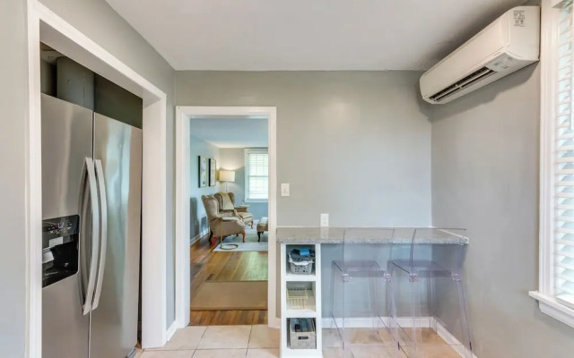 2 Mi to Dtwn Pensacola: Charming Apartment