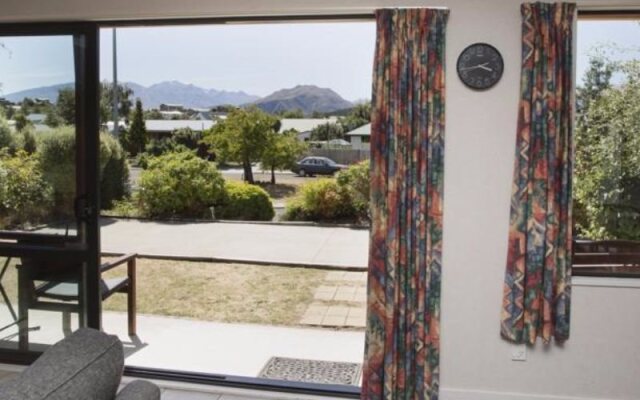 Apollo Lodge and Apartment
