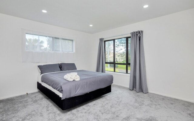 Superb Holiday Home near Airport