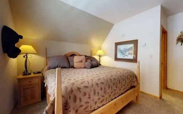 2 Bedroom Colorado Mountain Vacation Rental in River Run Village With Hot Tub Access and Walking Distance to Ski