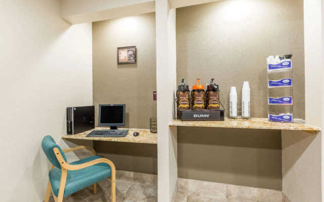 Super 8 by Wyndham Newton