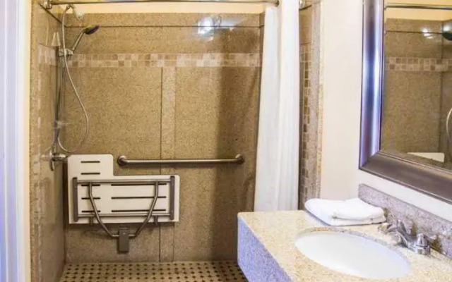 Rodeway Inn & Suites Near the Coliseum & Arena