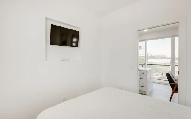 Modern Phoenix Apt w/ City Views, 1 Mi to Downtown