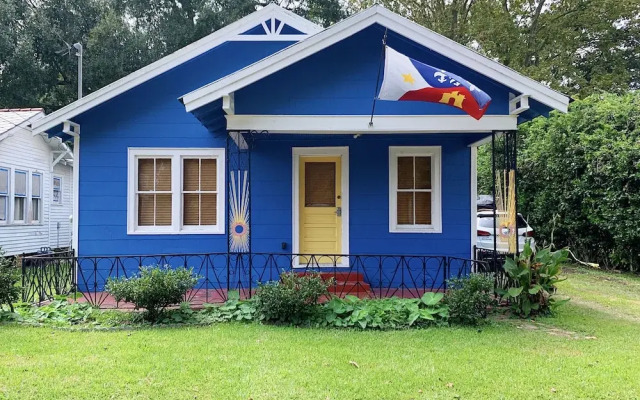 Blue Moon Guest House and Saloon