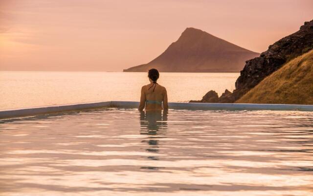 Hvammur 2 Bjarg with private hot tub