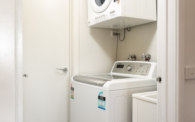 Snug 2-bed Townhouse Near Bustling Shops – Guest Rooms – Melbourne