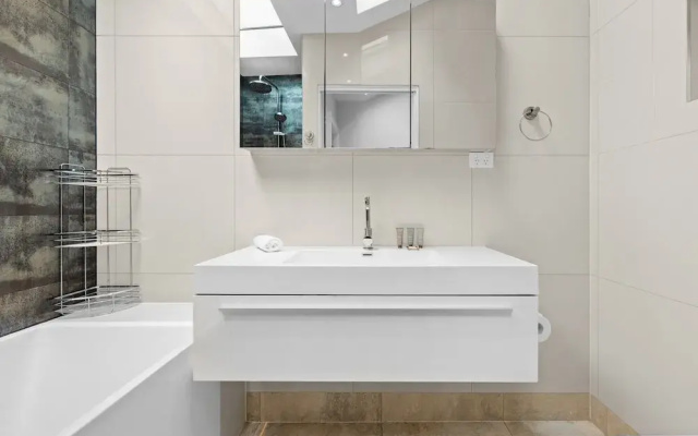 Elegant 1-bed With Study by Balmain Wharf