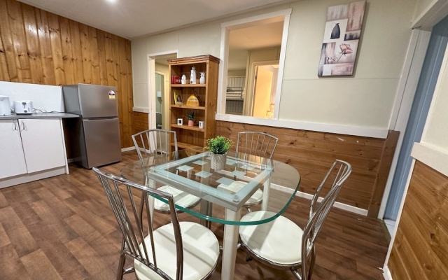 Cottage Charm with Nearby Shopping – Kitchen – South Grafton