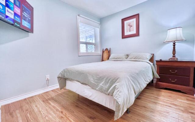 Renovated Rooms 10-min to Finch Subway Near Yonge St