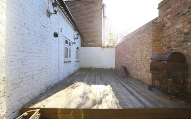 Stunning 3 Bedroom Home With Private Back Garden