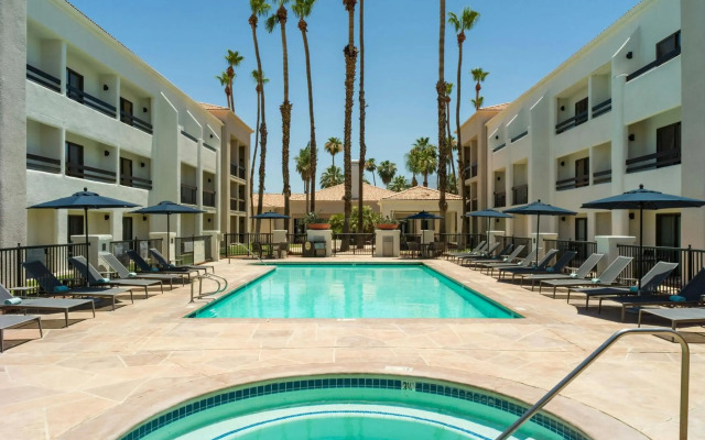 Courtyard By Marriott Palm Springs