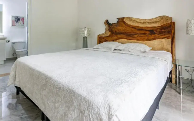 House and Apartment With Private Pool - Walk to Beach