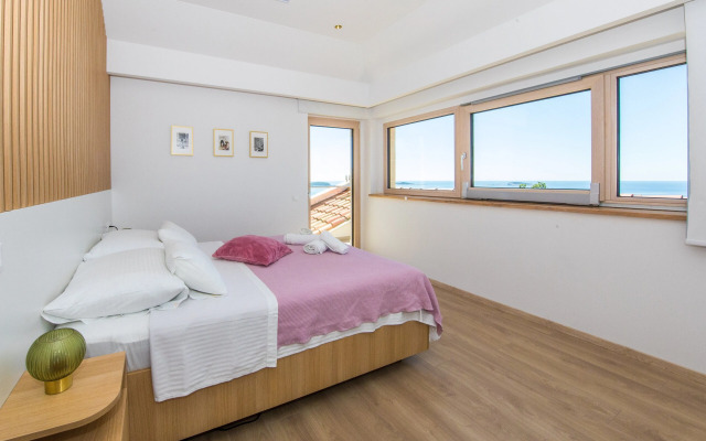 Villa Art Gallery - Six Bedroom Villa with Terrace and Swimming Pool