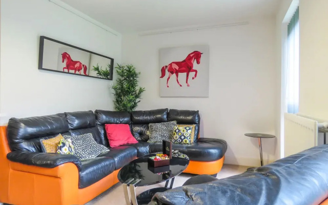 Tudors eSuites Park Central Townhouse Garden and Parking