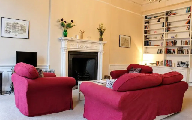 Traditional Georgian Flat in New Town, Sleeps 5-6