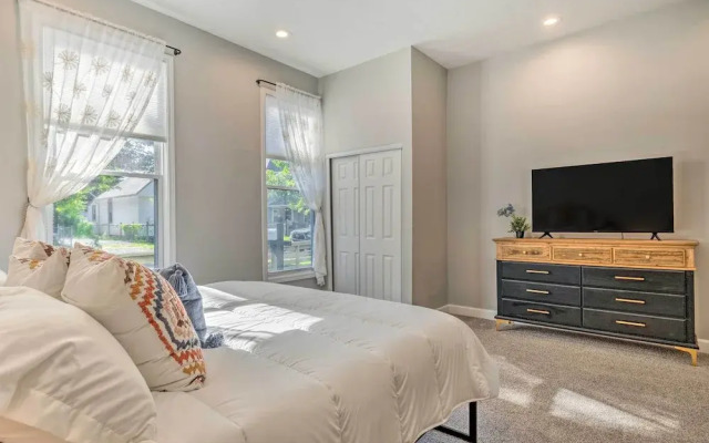 Quaint + Cozy Indianapolis Getaway w/ Yard!