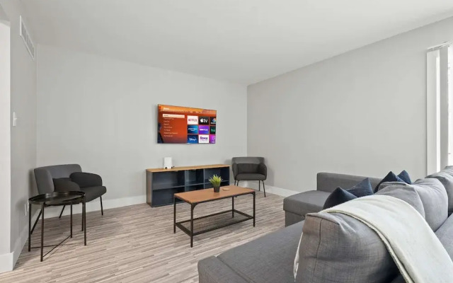 Spacious 2BR 2BA Apartment in the City