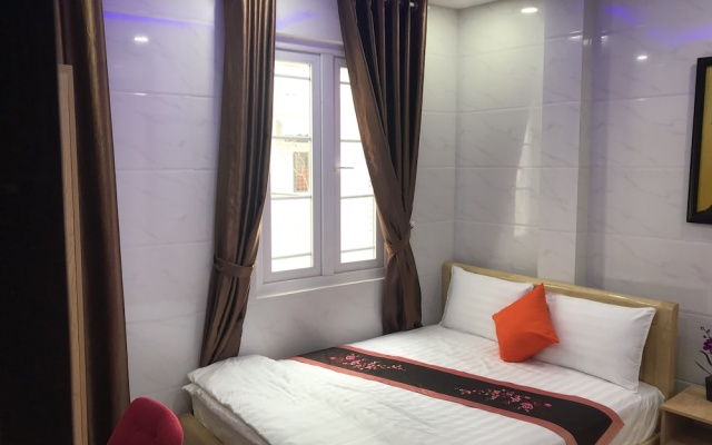 Guest Room in Ben Thanh, Deluxe and Private 1 Queen Bed, 1 Bathroom for 2 Guests – Guest Rooms – Ho Chi Minh City