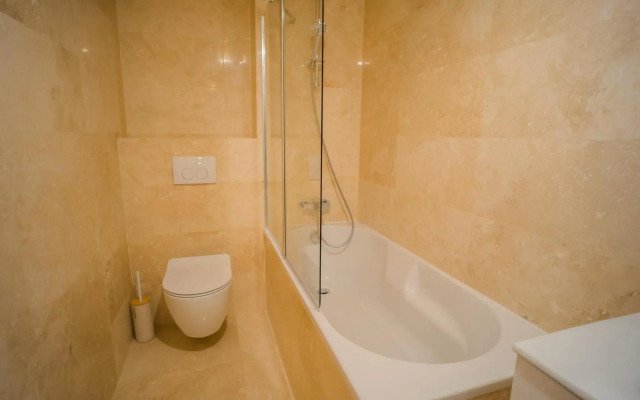 Central 1BR - city view + large balcony + Netflix