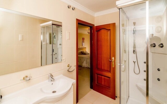 CS Luxury 4 bedroom villa close to beach RoomService