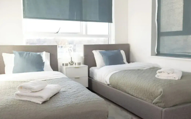 Stylish 2BR Apartment, Town Centre, Free Parking