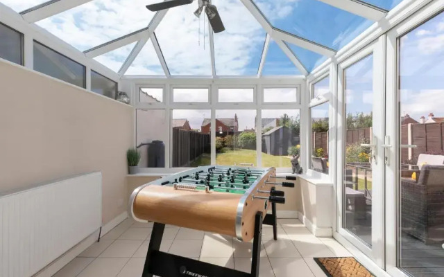 Modern Three Bedroom Home in Gloucester with Hot Tub