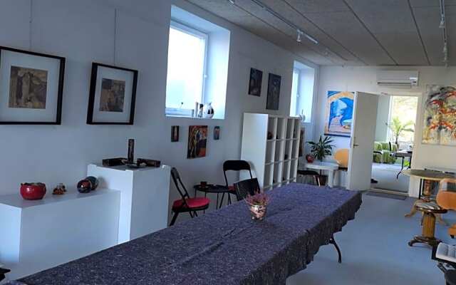 Logi i hus med kunst og have