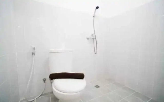 Tidy and Compact Studio at Puncak Dharmahusada Apartment By Travelio