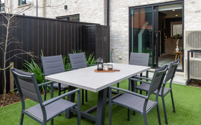 Art Deco 2 bed by Latimer Square