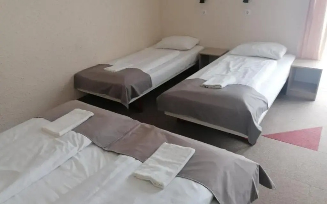FREE PARKING, FREE BREAKFAST, only 15 minutes to City Center
