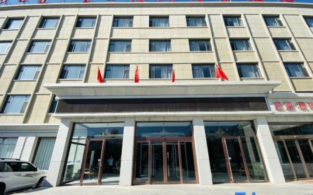 Sunite Youqi Oasis Business Hotel – Exterior – Saihan Tal