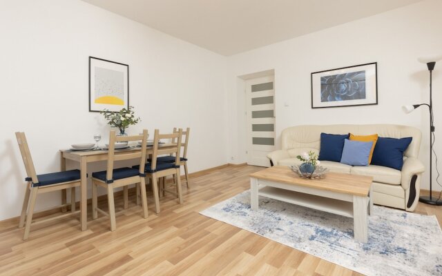 Dabrowskiego Apartment by Renters