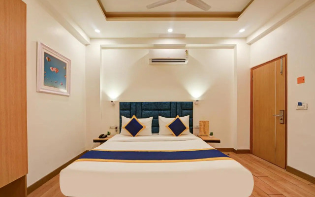 OYO Rooms 813 near Omaxe City Centre