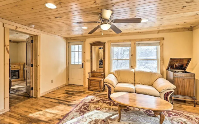 Quaint Appalachian Getaway ~ 2 Mi to Boone!