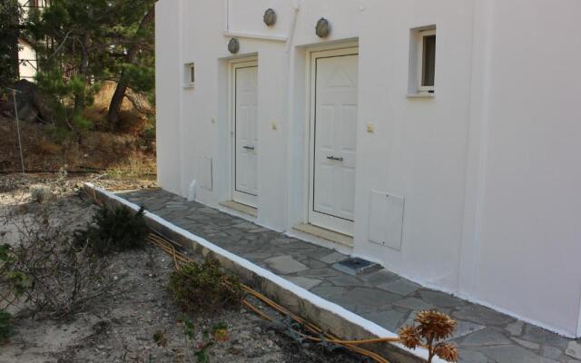 Aaron Studios Apartments